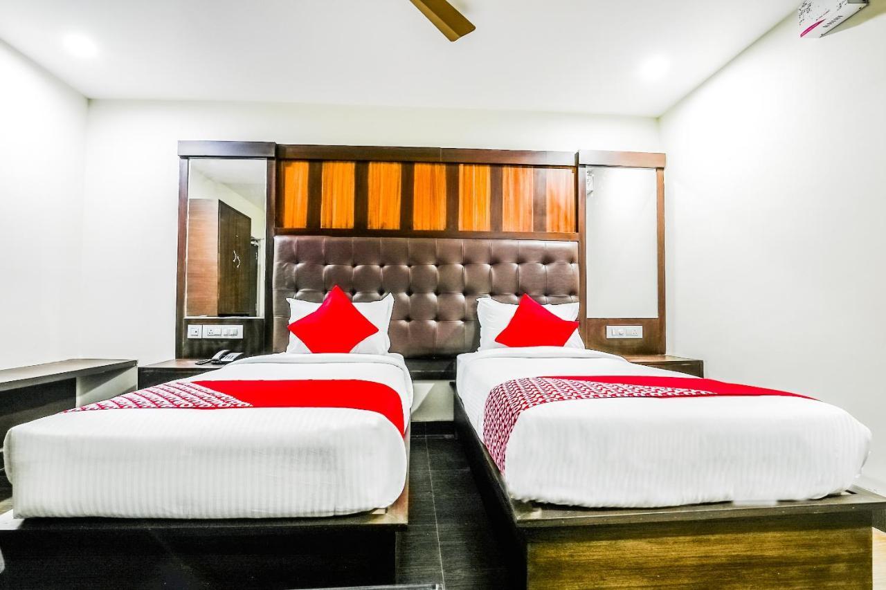 OYO 16155 Hotel Dcm Grand Vijayawāda Buitenkant foto