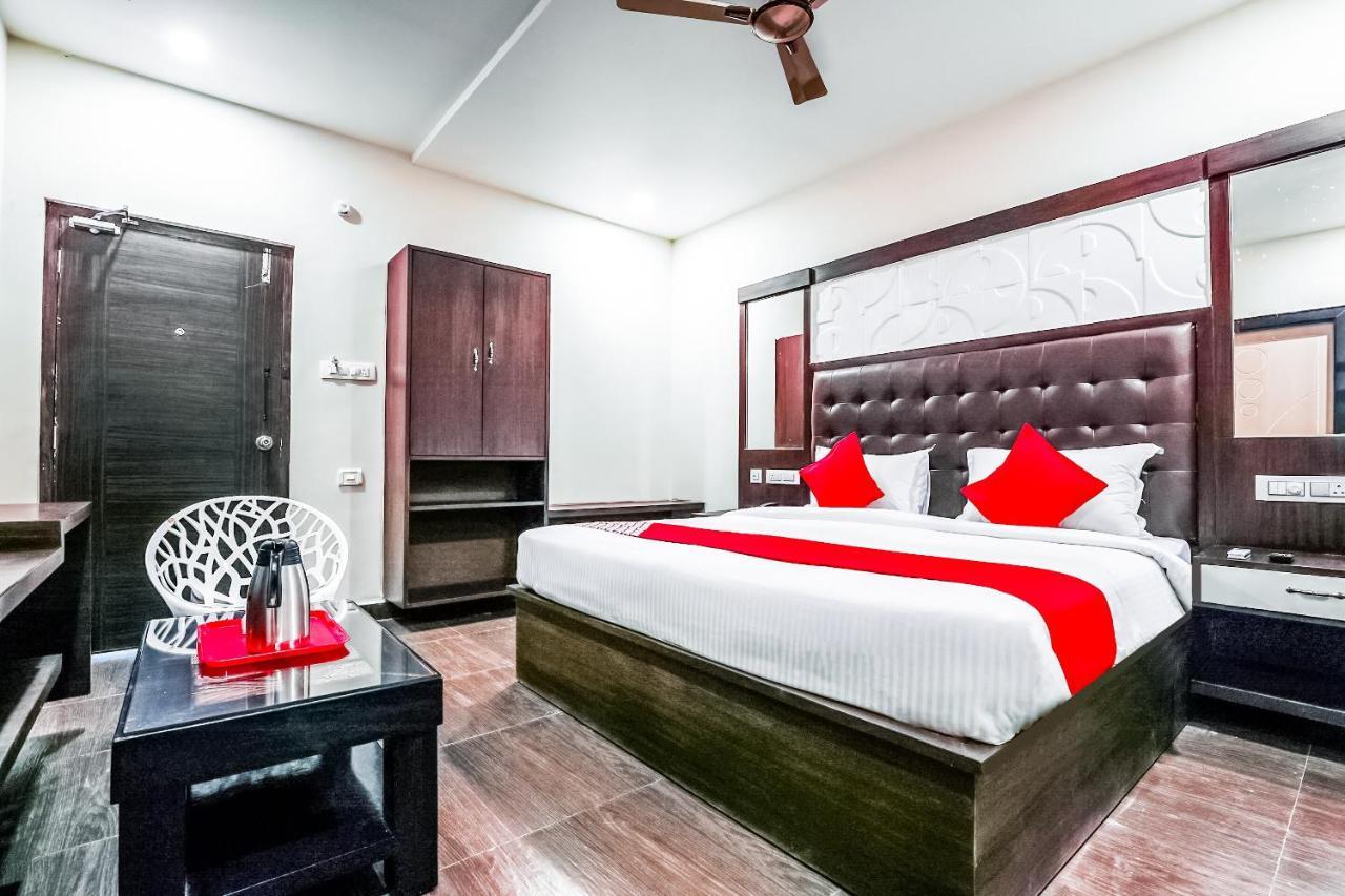 OYO 16155 Hotel Dcm Grand Vijayawāda Buitenkant foto