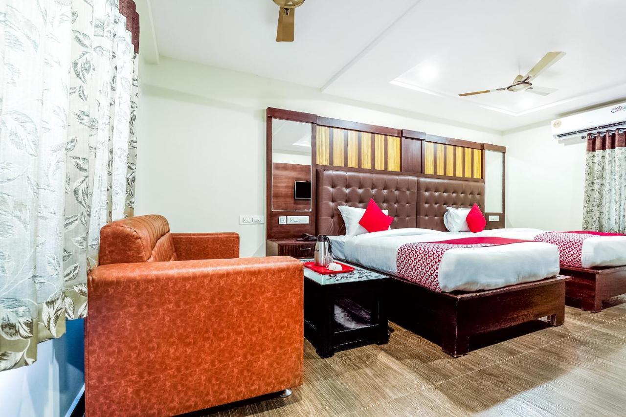OYO 16155 Hotel Dcm Grand Vijayawāda Buitenkant foto