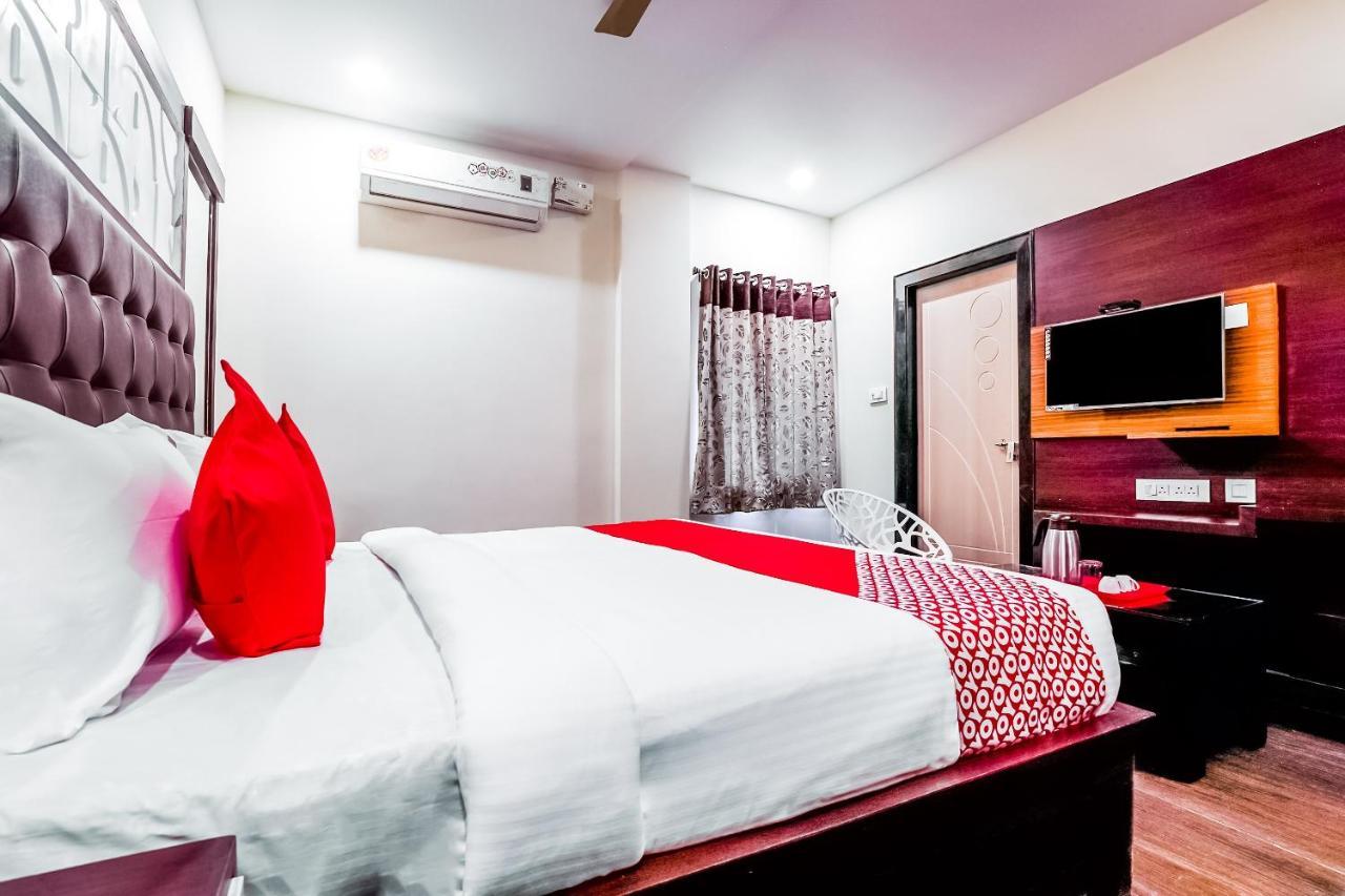 OYO 16155 Hotel Dcm Grand Vijayawāda Buitenkant foto