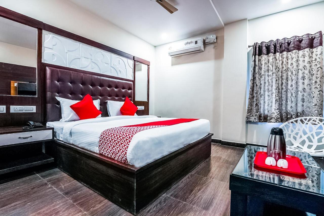 OYO 16155 Hotel Dcm Grand Vijayawāda Buitenkant foto