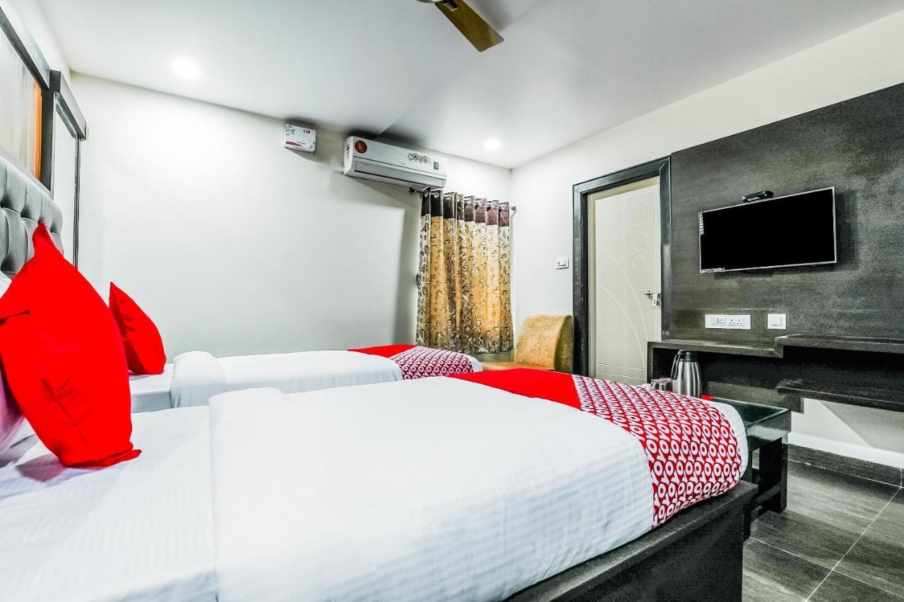OYO 16155 Hotel Dcm Grand Vijayawāda Buitenkant foto