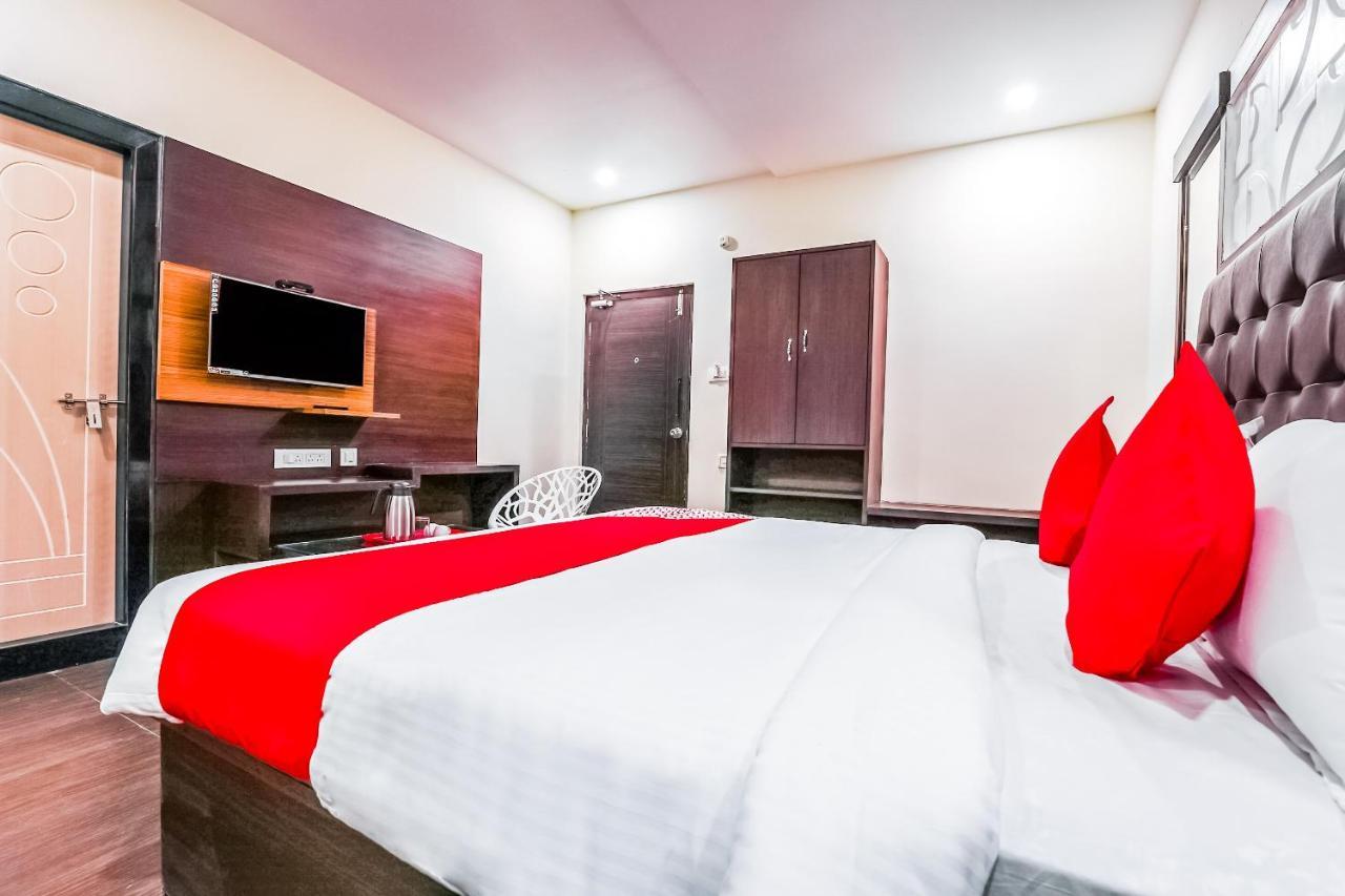 OYO 16155 Hotel Dcm Grand Vijayawāda Buitenkant foto