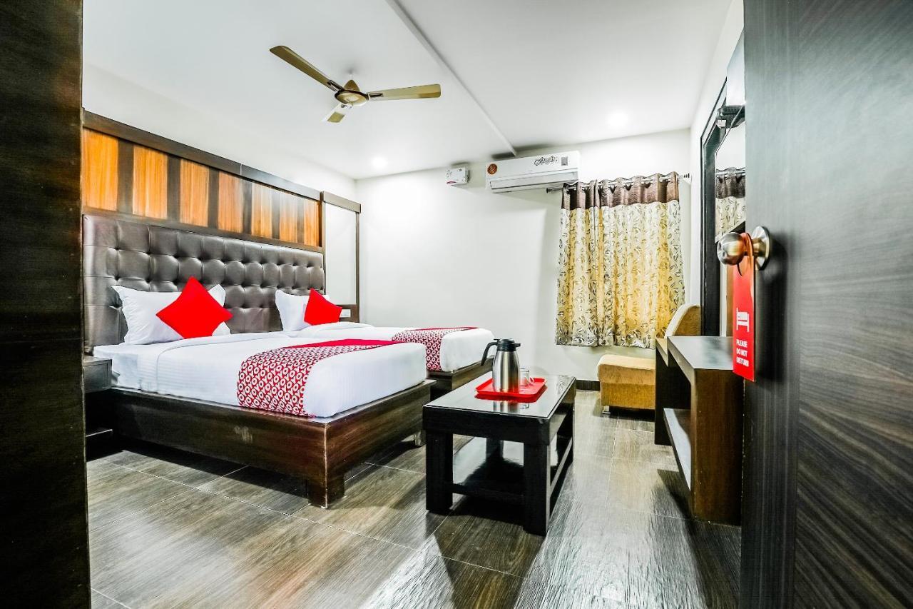 OYO 16155 Hotel Dcm Grand Vijayawāda Buitenkant foto
