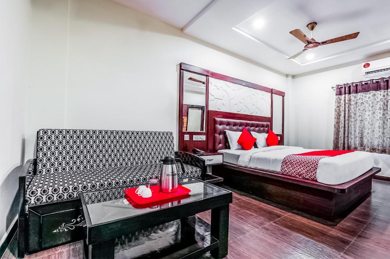 OYO 16155 Hotel Dcm Grand Vijayawāda Buitenkant foto