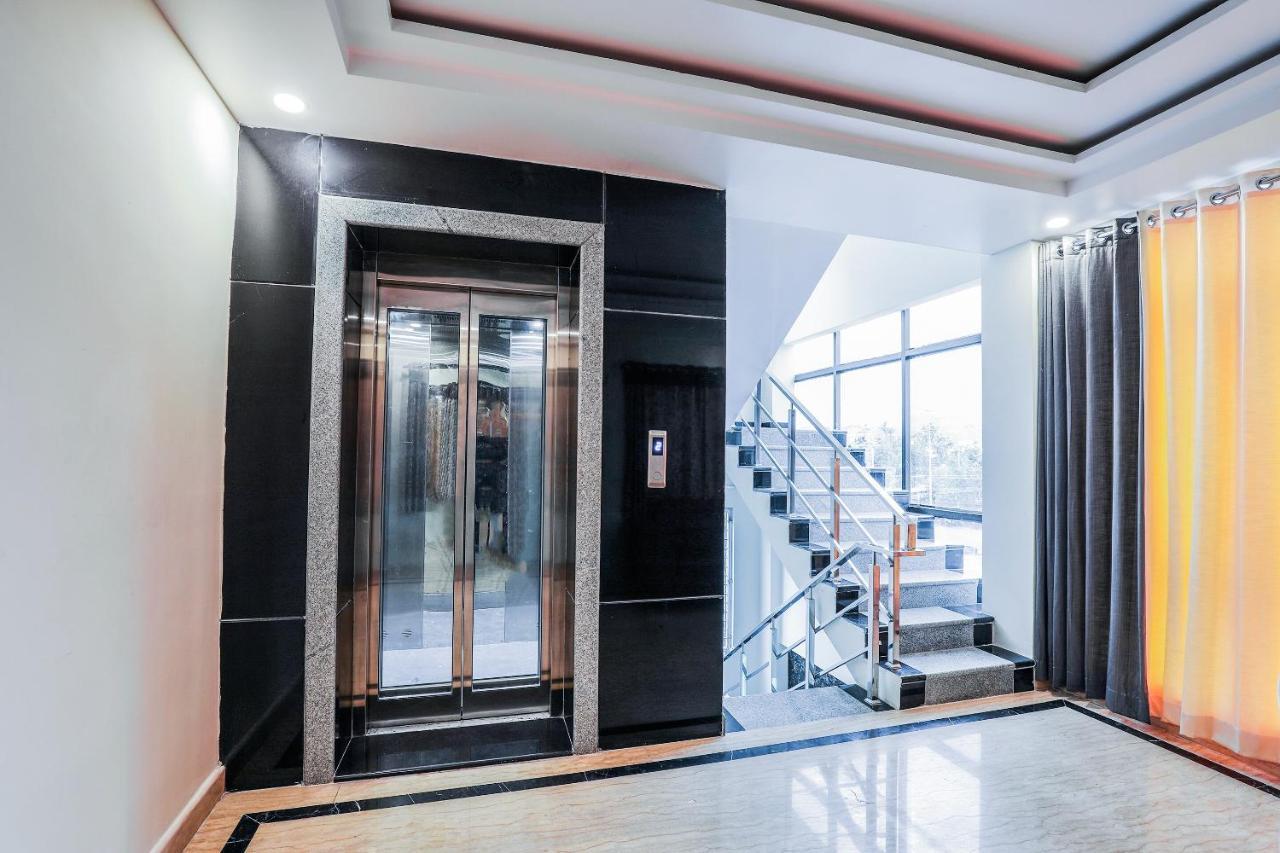OYO 16155 Hotel Dcm Grand Vijayawāda Buitenkant foto