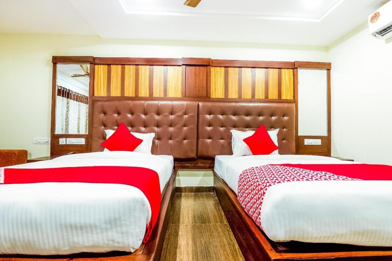 OYO 16155 Hotel Dcm Grand Vijayawāda Buitenkant foto