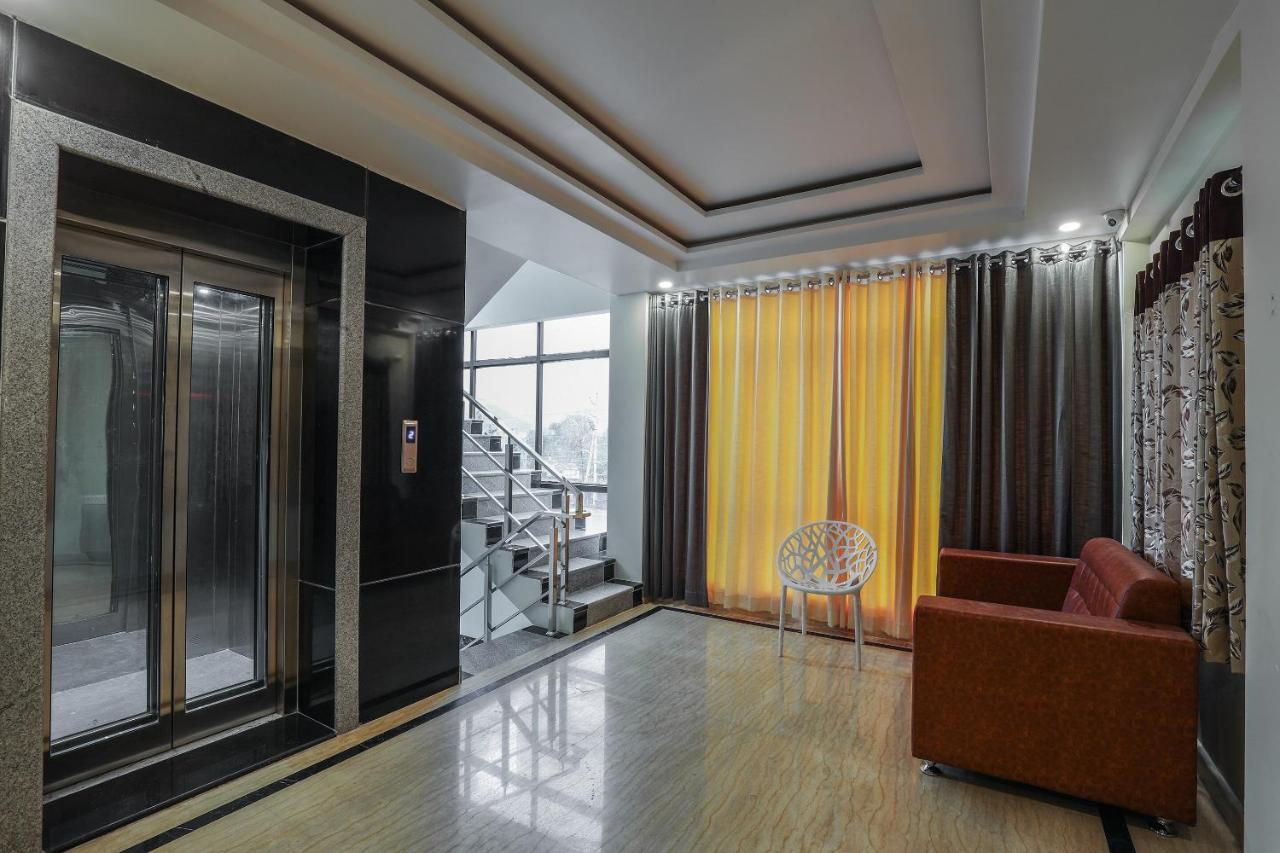 OYO 16155 Hotel Dcm Grand Vijayawāda Buitenkant foto
