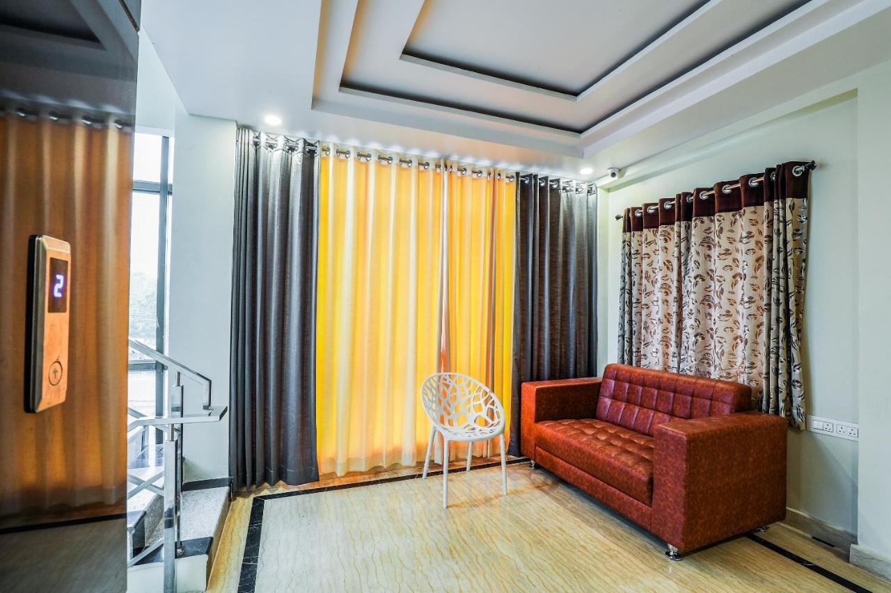 OYO 16155 Hotel Dcm Grand Vijayawāda Buitenkant foto