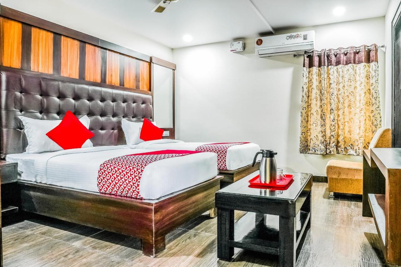 OYO 16155 Hotel Dcm Grand Vijayawāda Buitenkant foto