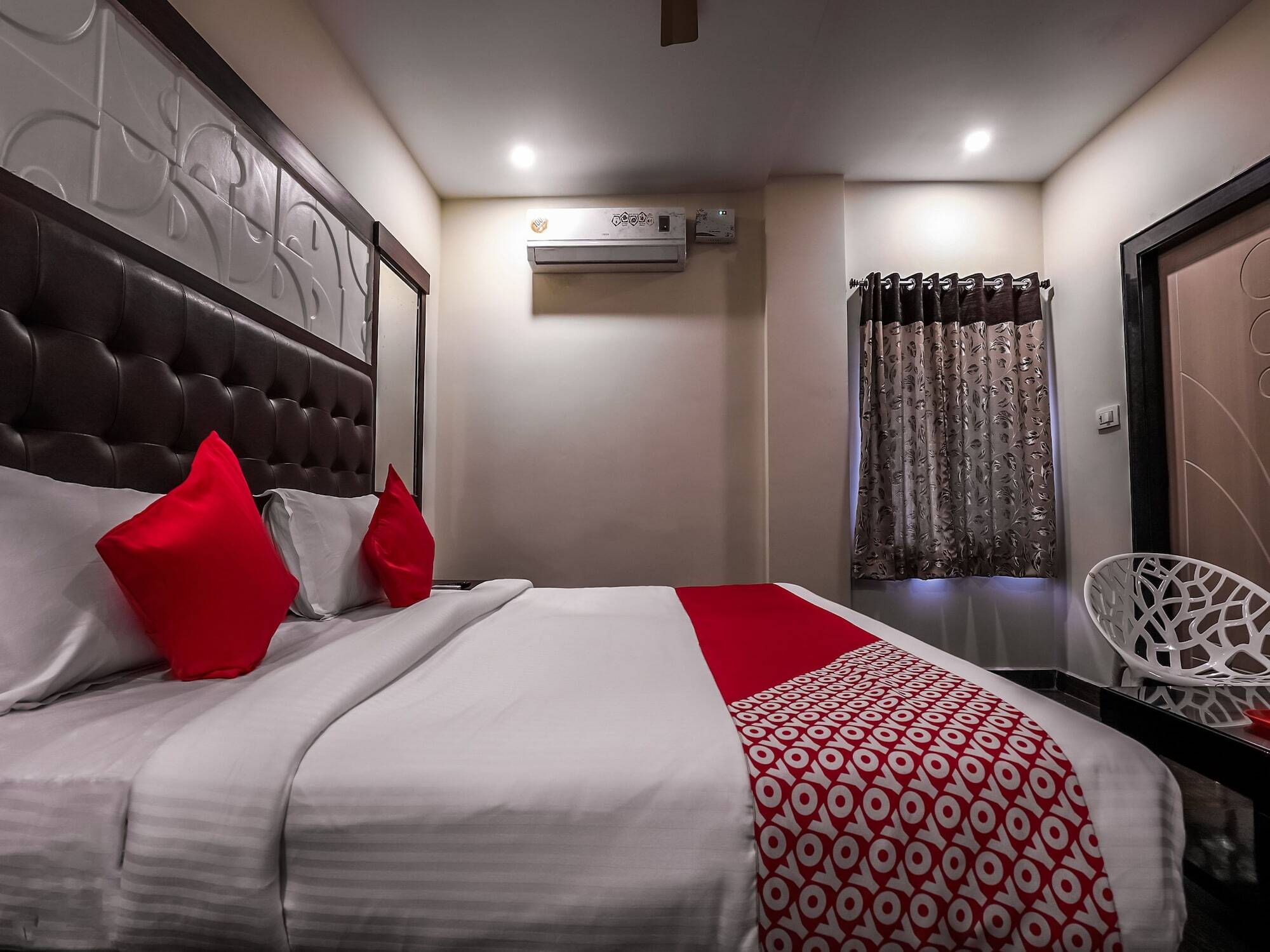 OYO 16155 Hotel Dcm Grand Vijayawāda Buitenkant foto